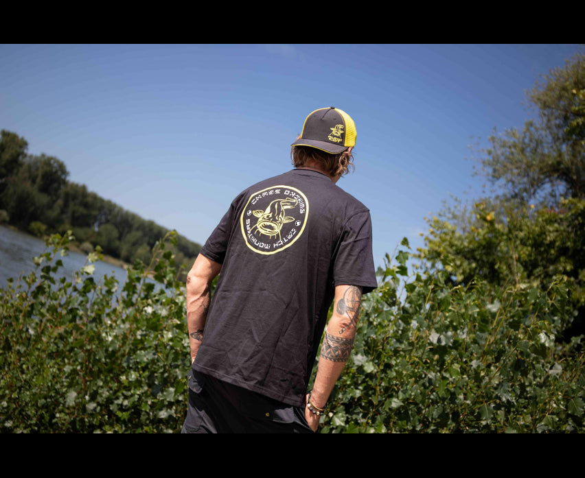 Black Cat Chase Dreams Black Tee