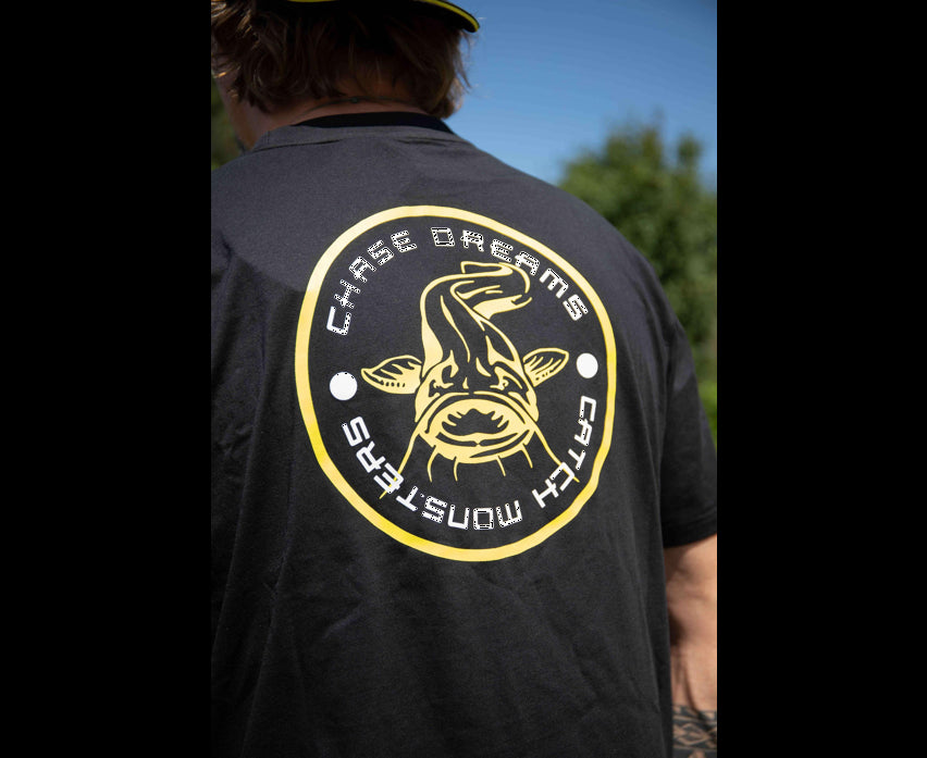 Black Cat Chase Dreams Black Tee